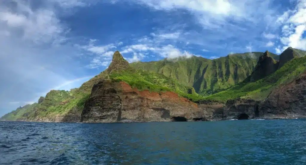 Nā Pali Coast Tours catamaran along the Nā Pali Coast of Kauaʻi